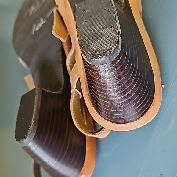 Hush puppies‎ women's sandles. Tan leather.  Clean. 9.5 - Picture 8 of 10